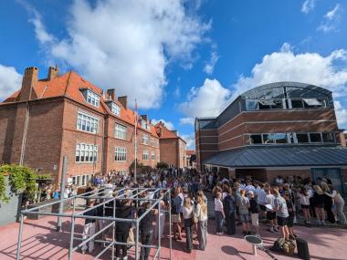 Elever på skole synger i skolegården